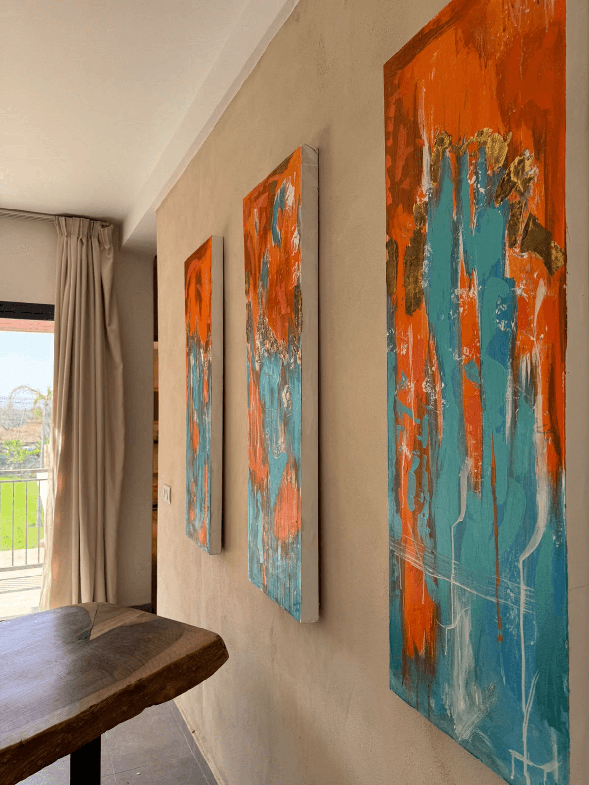 Un intérieur avec trois peintures colorées