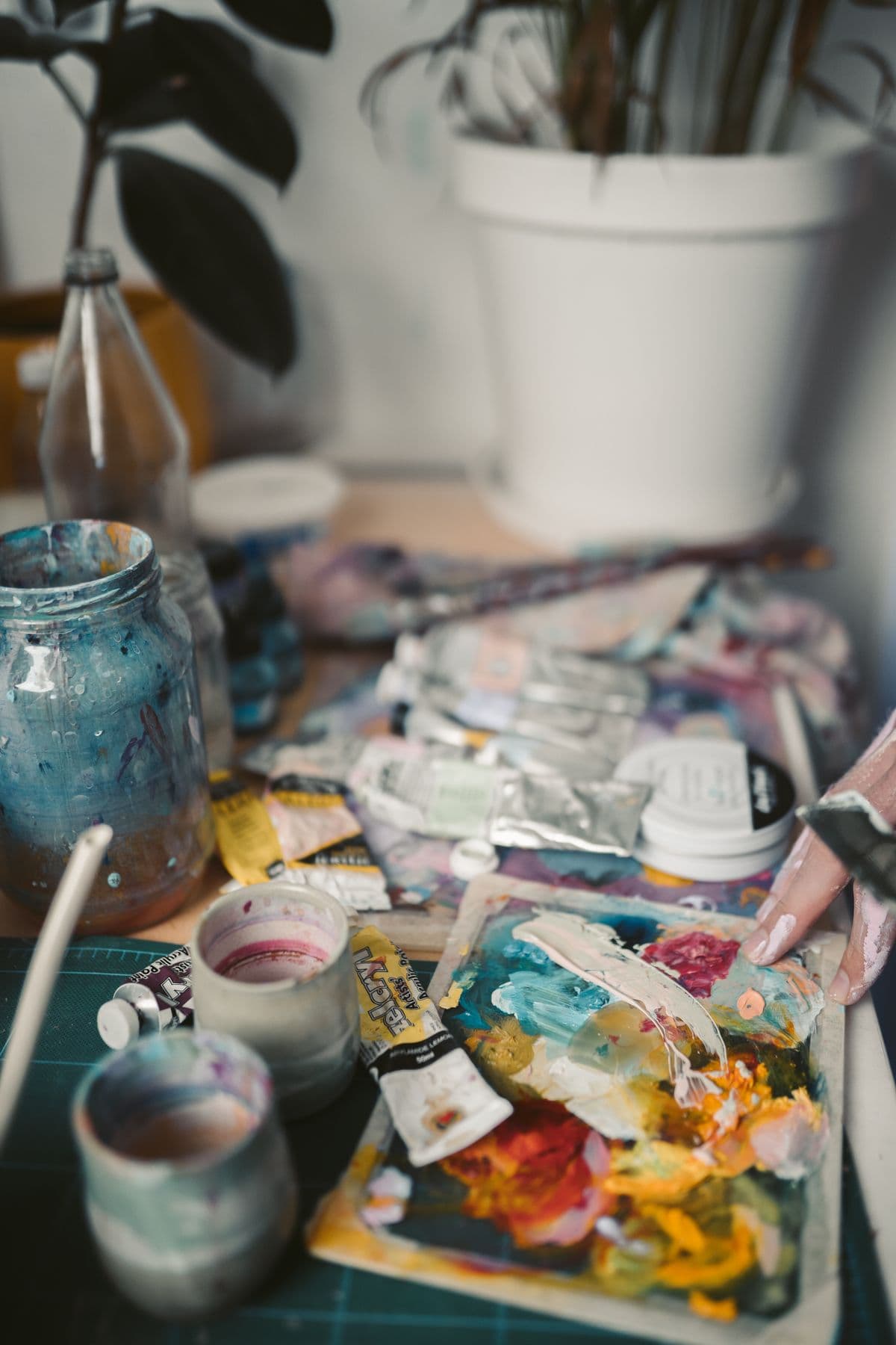 Photo illustrative de tubes de peinture, pinceaux et palette