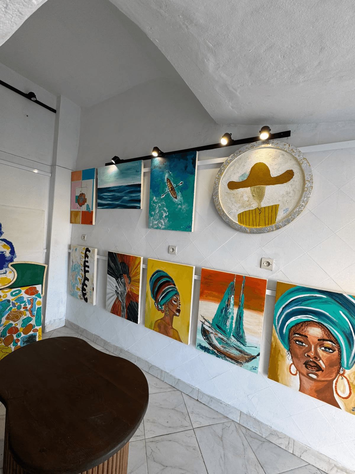Peintures exposées sur le mur de l’atelier Maison Art Deco à Essaouira