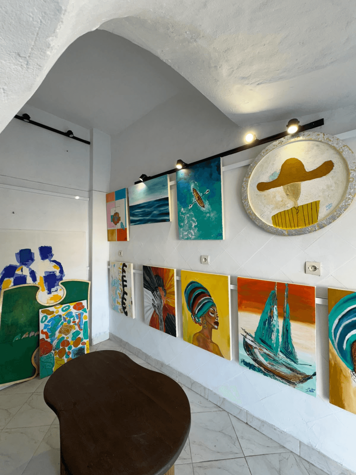Autre vue de l’atelier à Essaouira et des peintures exposées